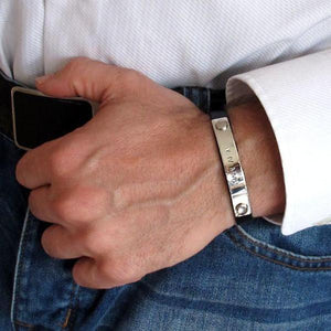 5 Schmuck Geschenkideen zum Vatertag: Graviertes Armband für Papa