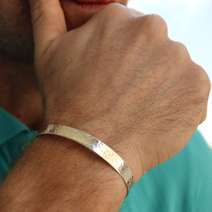 Armband aus gehämmertem Sterlingsilber - Versteckte Nachricht Geschenk