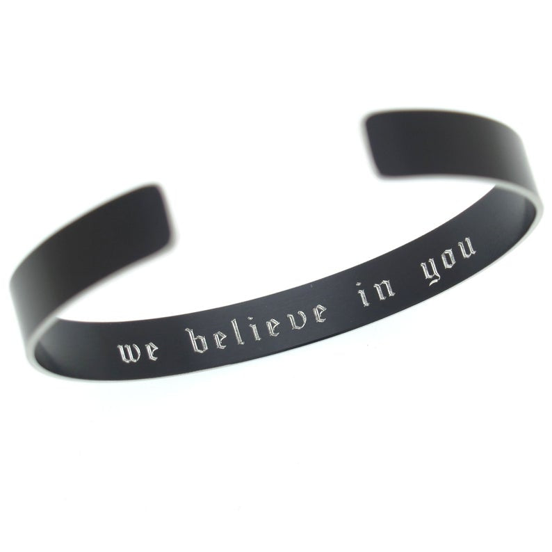 Graviertes Schwarzes Armband für Männer