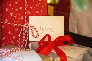 Personalisiertes Geschenk zum Geburtstag. Erstaunliche Geschichten über personalisierte Schmuckgeschenke. Gravierter Herrenschmuck