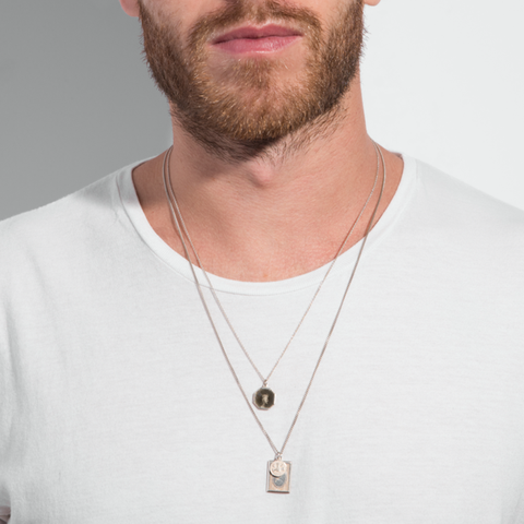 Coole Anleitung zum schicken Herrenstil. Wie sollen Männer Schmuck tragen?