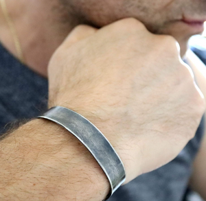 Herrenarmband im rustikalen, breiten Design