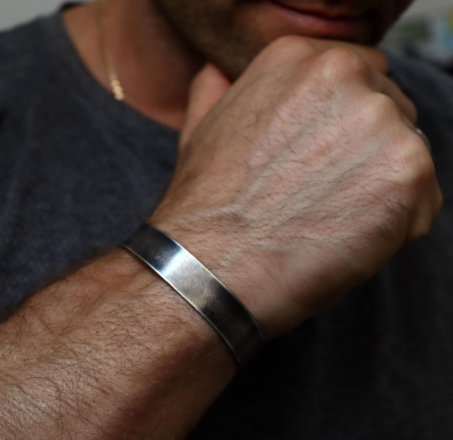 Maskulines, breites Armband im Vintage-Look