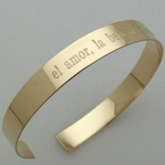 Offenes Armband aus Gold mit Gravur
