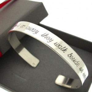 graviertes Manschettenarmband aus Sterlingsilber 