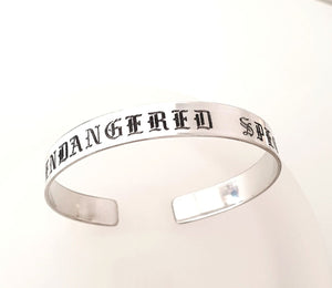 Graviertes Silberarmband für Freund