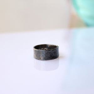 Schwarzer gehämmerter Herren Ring