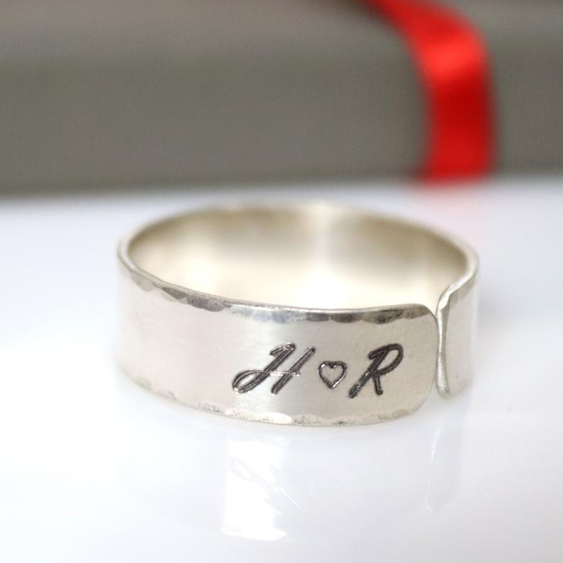 Einfacher hochglanzpolierter Ring