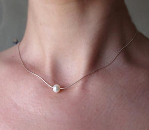 Floating pearl necklace 