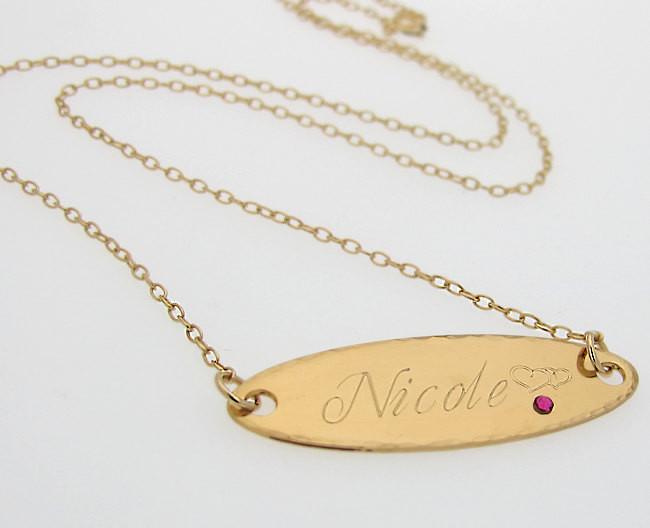 Goldhalskette mit personalisierten ovalen Anhänger